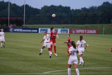 阿森纳球迷穿夺冠球衣送子入学｜千亿球友会官网（配图示意）